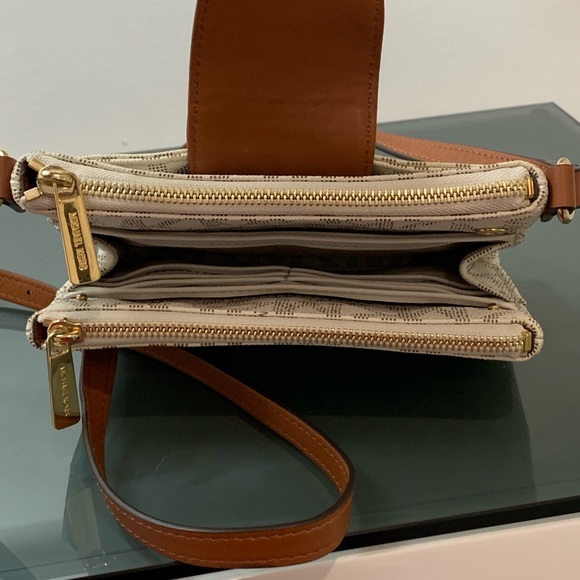 Michael Kors printed canvas crossbody bag - Picture 4 of 6